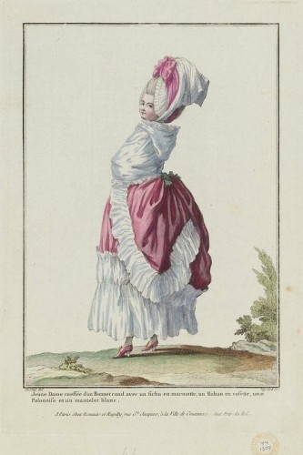 Gallerie des Modes et Costumes Français. Jeune Dame coiffée d’un Bonnet rond avec un fichu en marmotte, un Ruban en rosette, une Polonoise et un mantelet blanc, 1788