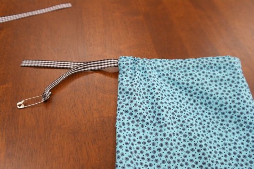 Tutorial: a simple, sweet little drawstring gift bag - The Dreamstress