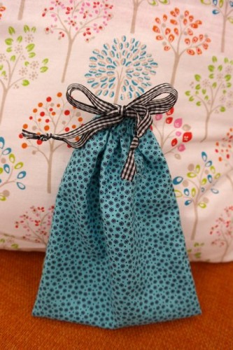 Tutorial: a simple, sweet little drawstring gift bag - The Dreamstress