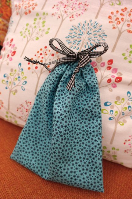 How To Make a Fast and Easy Drawstring Jewelery Bag - Easy Homemade  Christmas Gifts 