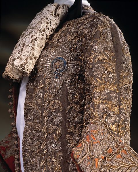 Wedding suit, English, 1673, Wool, embroidered with silver and silver-gilt thread & lined with red silk, V&A
