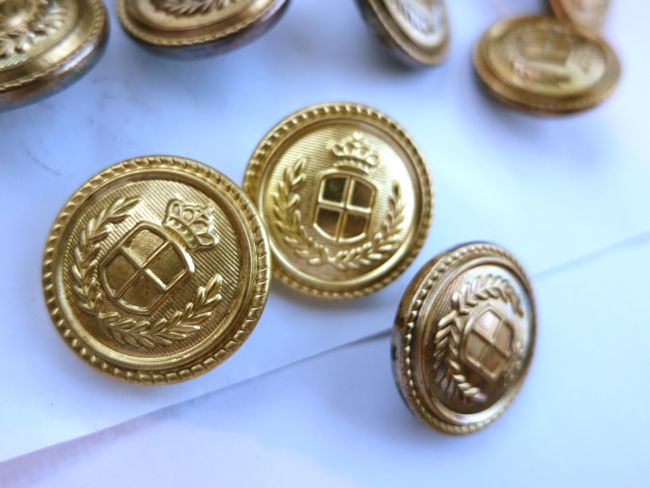 How to 'antique' cheap gold buttons & jewellery thedreamstress.com