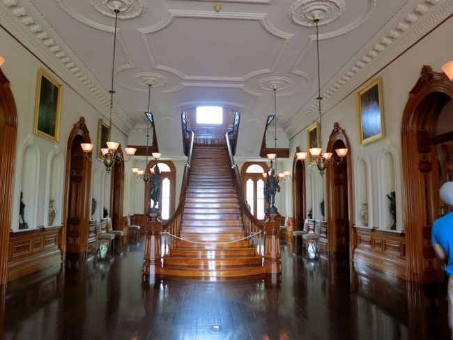The grand koa staircase in the Great Hall of 'Iolani Palace thedreamstress.com