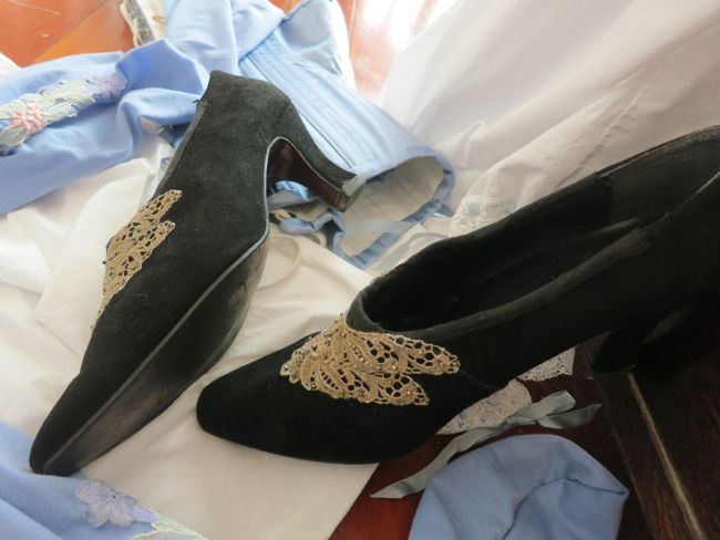 1877 Manet's Nana Louis heeled shoes thedreamstress.com