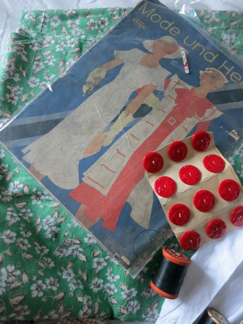 1930s fabric, fashion magazine, and 40s buttons thedreamstress.com