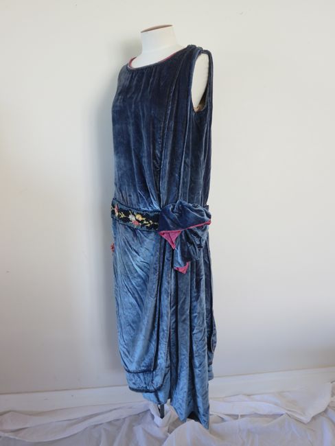 Velvet dress by Mrs Martina Downing, mid 1920s thedreamstress.com