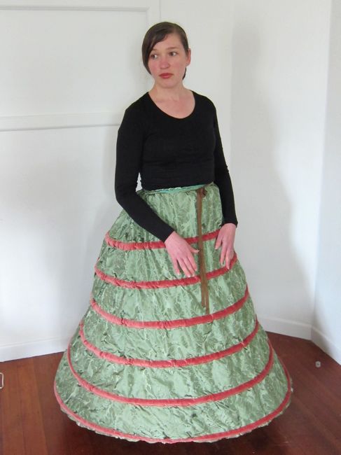 A 1580s farthingale, thedreamstress.com