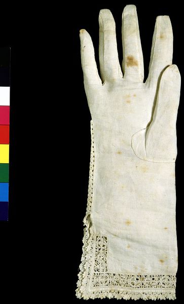 Glove, English, ca. 1610, Linen with cutwork and bobbin lace, V & A T.218-1992