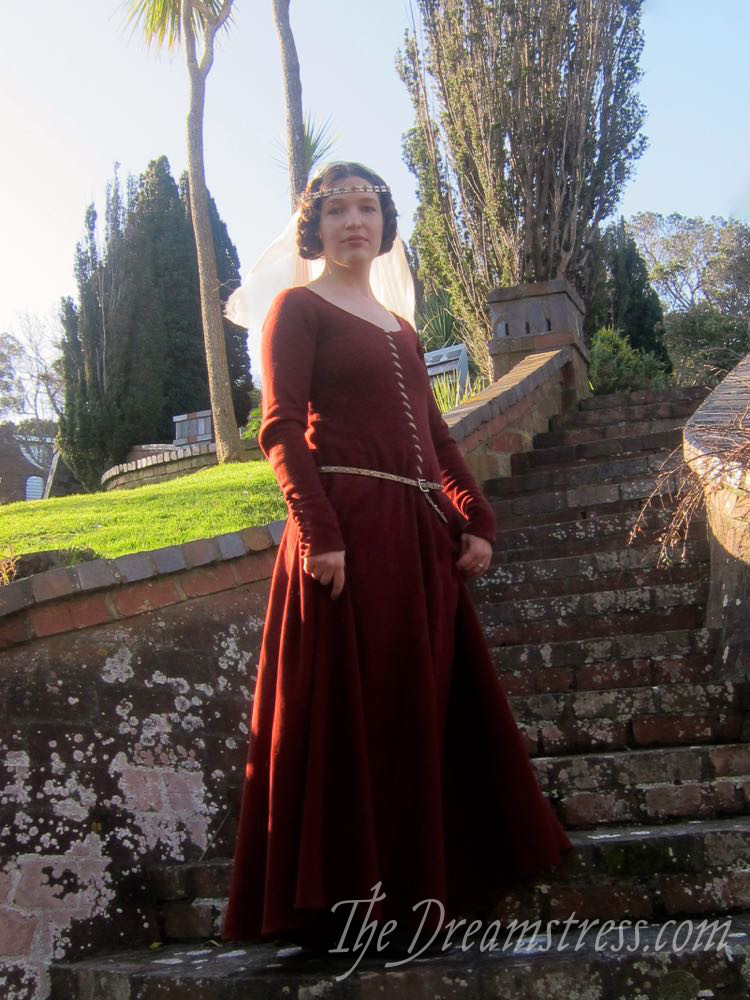 1350s-80s medieval gown thedreamstress.com01