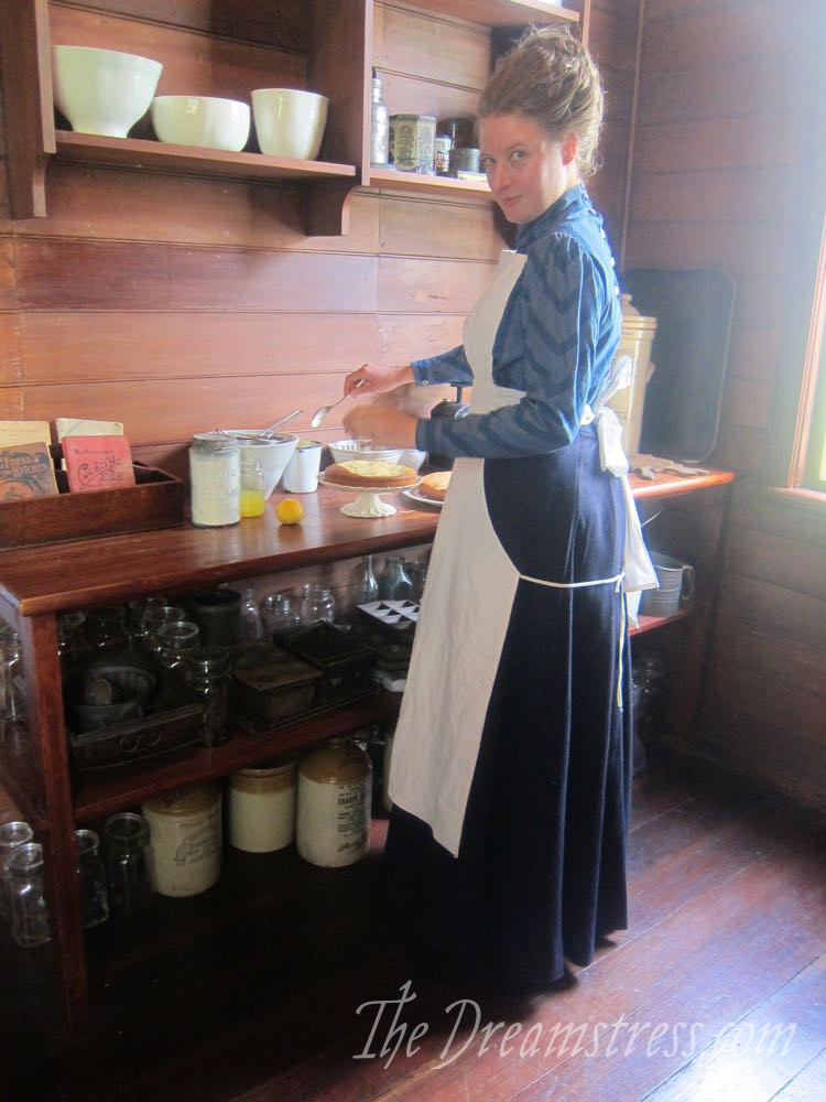 1900s Apron - A photoshoot at the Katherine Mansfield Birthplace Museum thedreamstress.com