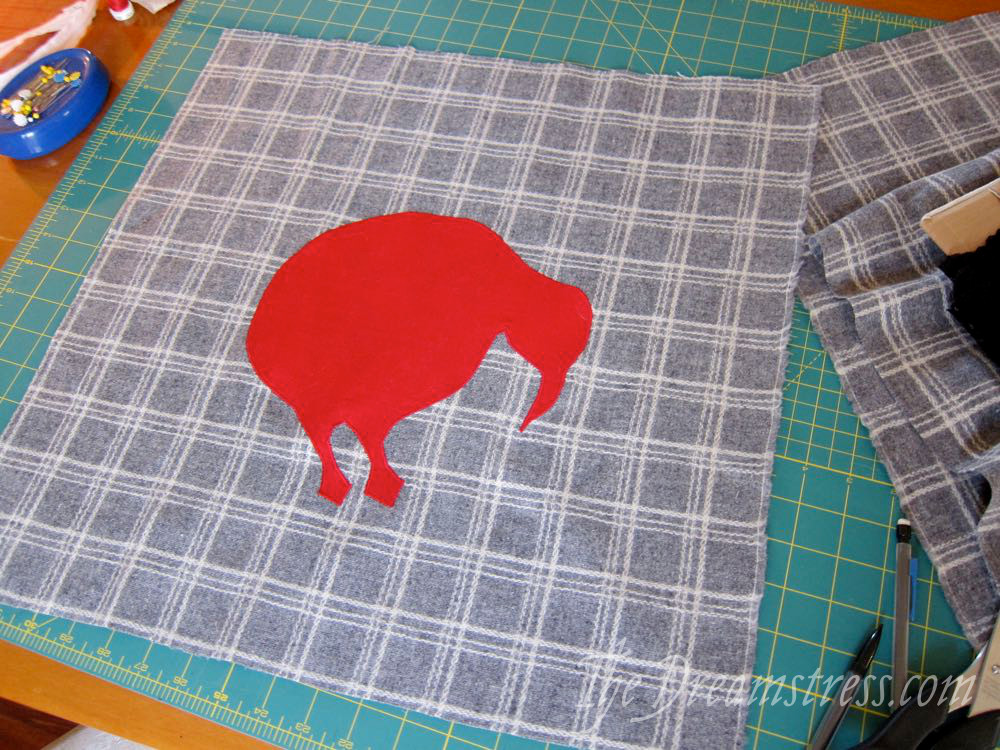 How to sew a cushion cover with an applique thedreamstress.com