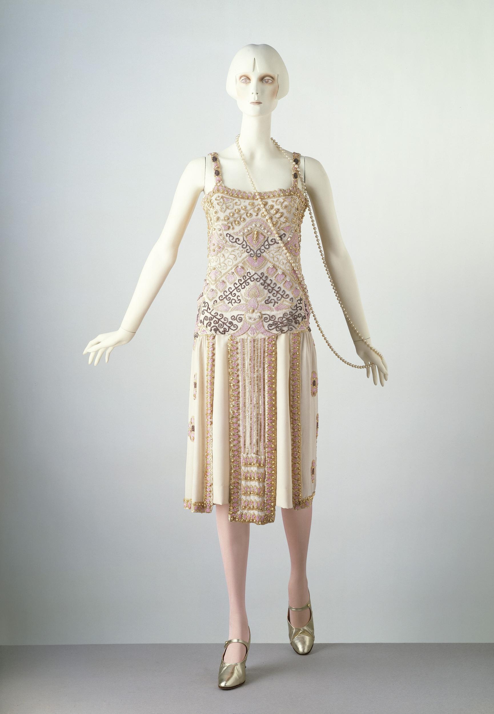 Byzance, Evening dress, Paris, France, 1924, Jean Patou, Silk, embroidered with glass bugle beads and imitation baroque pearls, lined with georgette and fastened with metal hooks and eyes, T.198-1970