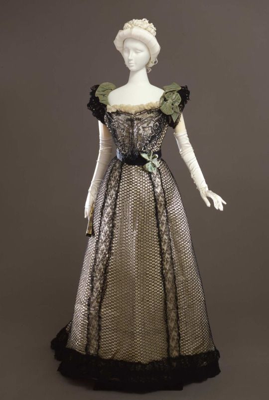 Evening dress ca. 1898-1900, Galleria del Costume di Palazzo Pitti