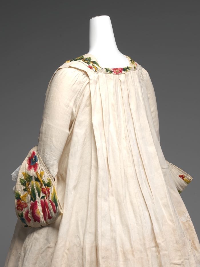 Dress (casaquin and petticoat), 1725—40, Italian, linen with wool embroidery, Metropolitan Museum of Art 1993.17a, b