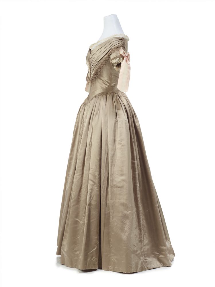 Ball gown, 1839-1840, maker unknown. Gift of Mrs Whitehead, 1966. CC BY-NC-ND 4.0. Te Papa PC001362