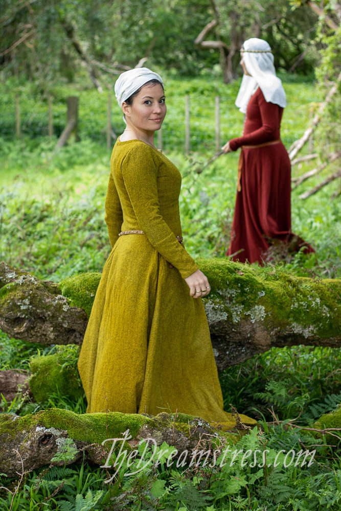The NZSEHR 2019 in 1360s Medieval gowns thedreamstress.com