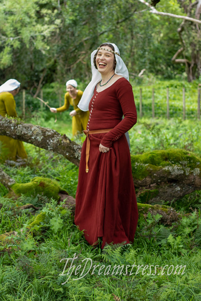 The NZSEHR 2019 in 1360s Medieval gowns thedreamstress.com