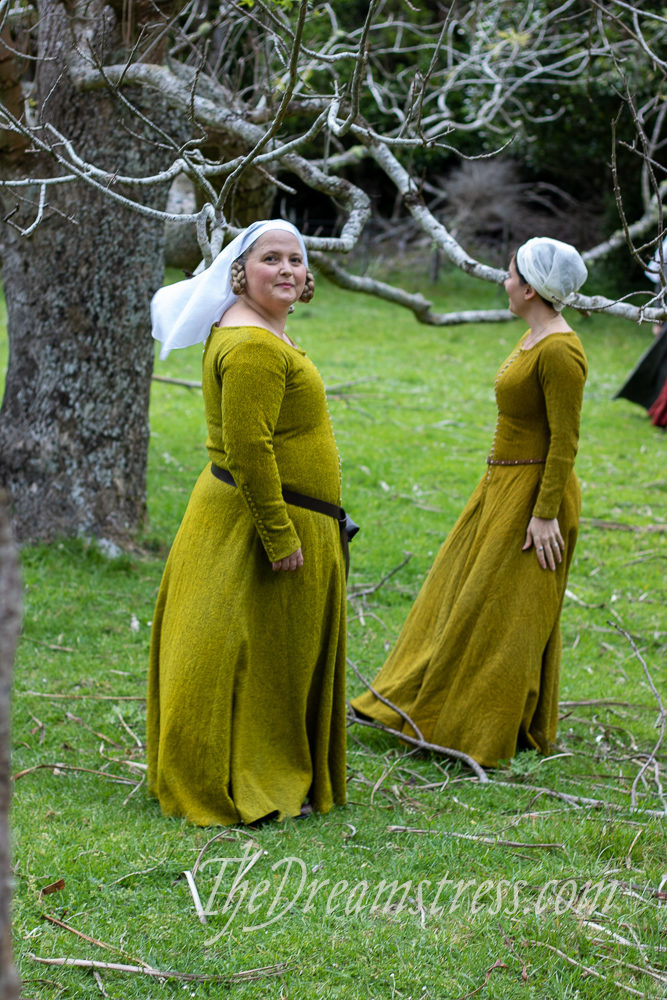 The NZSEHR 2019 in 1360s Medieval gowns thedreamstress.com