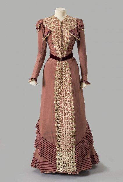 Dress, 1898-99 Silk crepe, silk taffeta with velvet ribbon and lace trim @Albany Institute of History and Art 1980.2.2ab