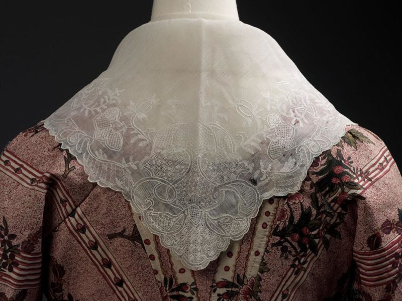 Overdress of a robe à l’anglaise, Chintz: painted and resist-dyed cotton tabby, English dress made of Indian export chint, c.1780, Royal Ontario Museum, 972.202.12