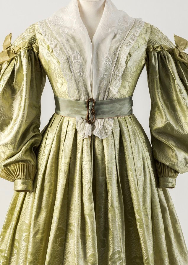Dress with gigot sleeves, jacquard woven silk, ca. 1835 Fashion Museum Bath