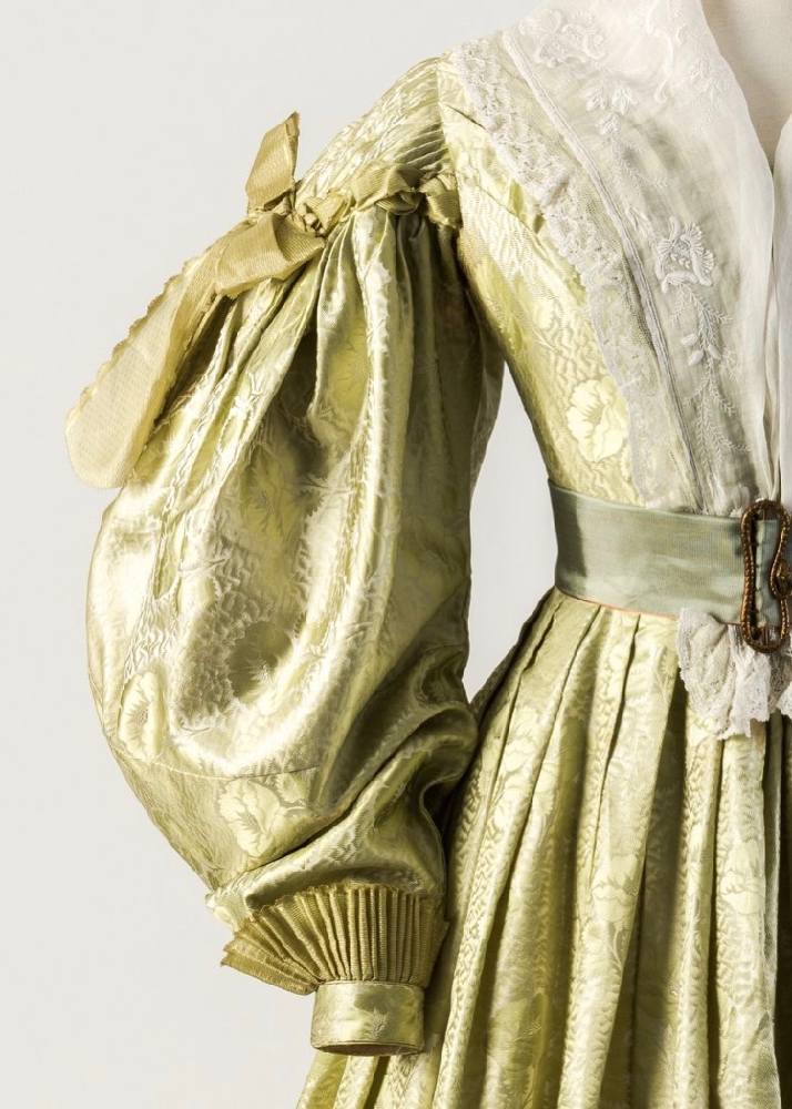 Dress with gigot sleeves, jacquard woven silk, ca. 1835 Fashion Museum Bath