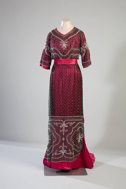 Evening dress, 1910, Silk satin, chiffon, beads Turun museokeskus
