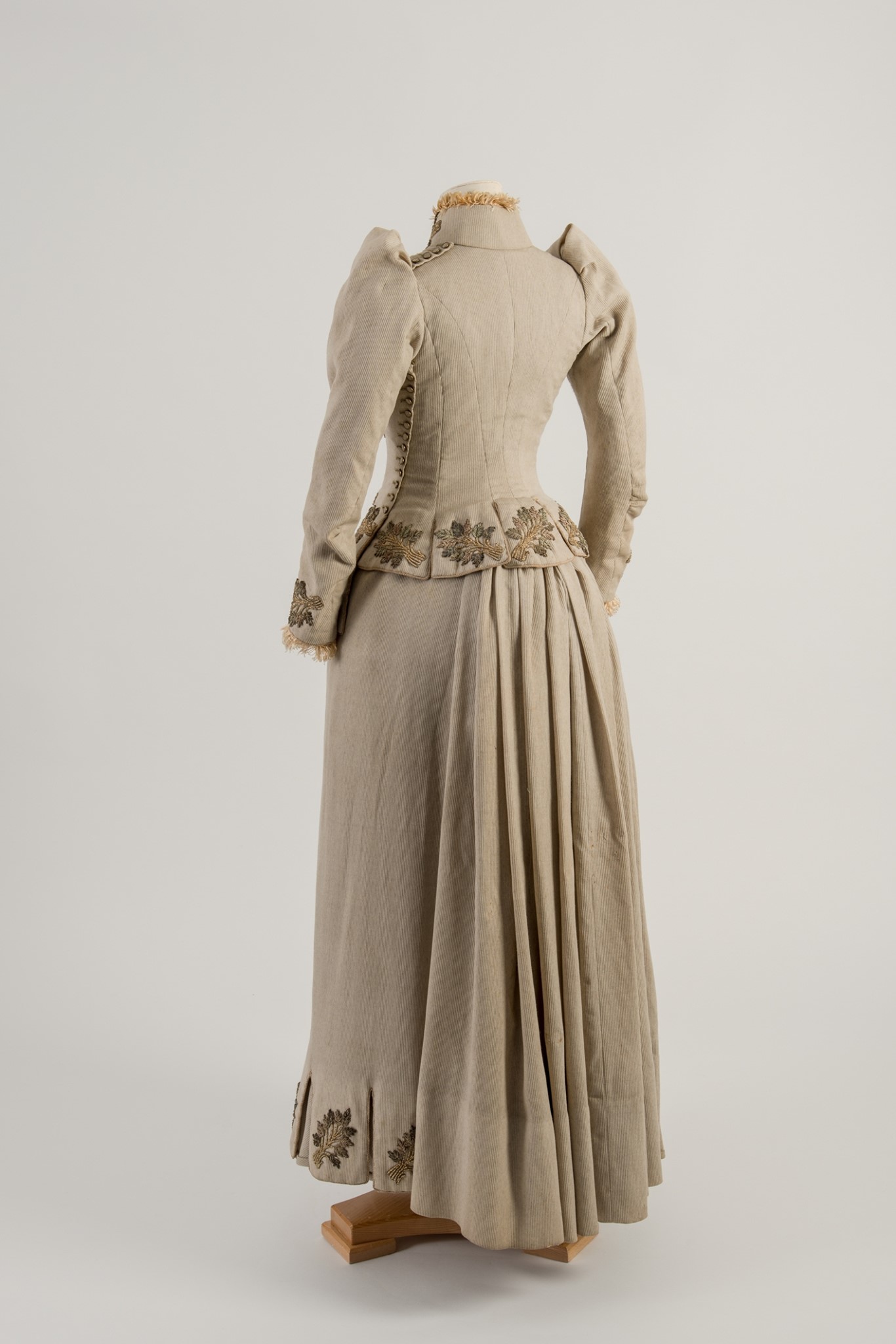 Walking dress, 1890-91, English, H J Griffin, Nottingham. Light grey corded wool with embroidered leaf motifs. Featured in Janet Arnold’s ‘Patterns of Fashion 2, Fashion Museum Bath