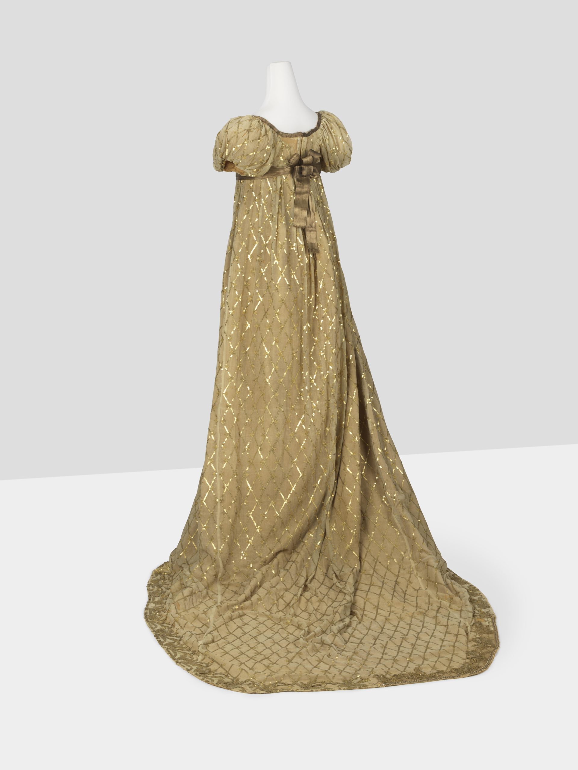 Evening dress, 1807 - 1810, crÃªpe georgette, sequins, metal, whalebone; cloth of gold with embroidery, Object Number 4477, donation 1924, centraalmuseum.nl