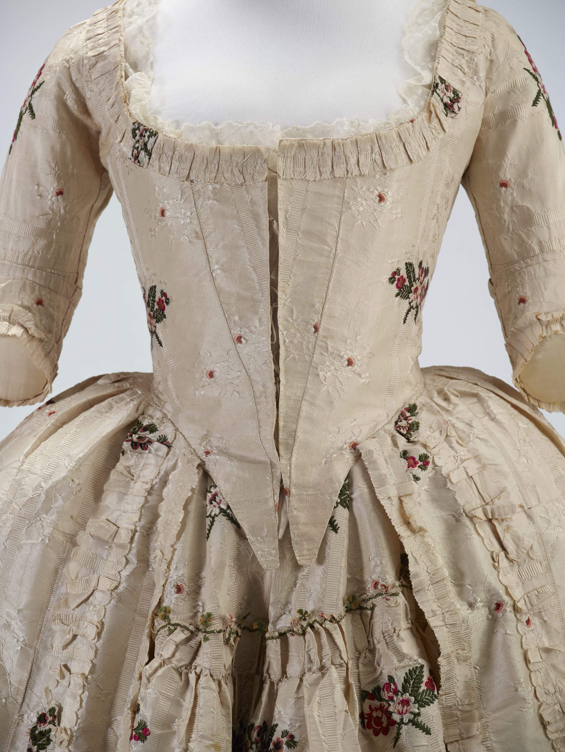 Robe à l'Anglaise (actually an Italian Gown with a seperate back bodice), 1775-1785, England, maker unknown. Gift of Mrs B Vye, 1951. CC BY-NC-ND 4.0. Te Papa (PC000072)