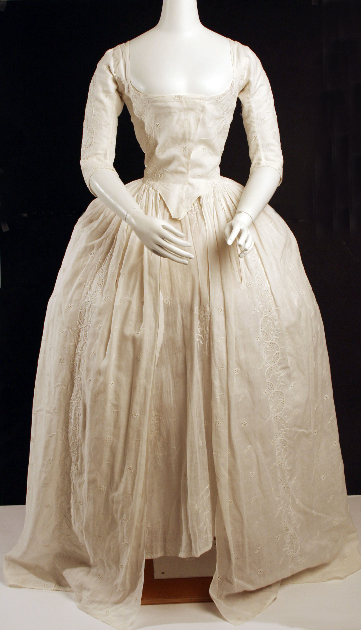 Robe à l'Anglaise, ca. 1780, British, cotton, flax, Gifts in memory of Elizabeth Lawrence, 1982, Metropolitan Museum of Art, 1982.291a, b 2