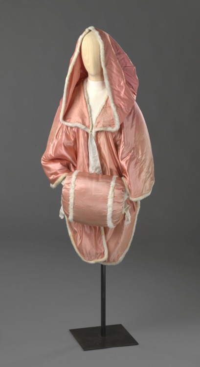 Hood and Muff, 1780-1810, Silk satin with marabou trim, Nasjonalmuseet for Kunst, Arketektur og Design