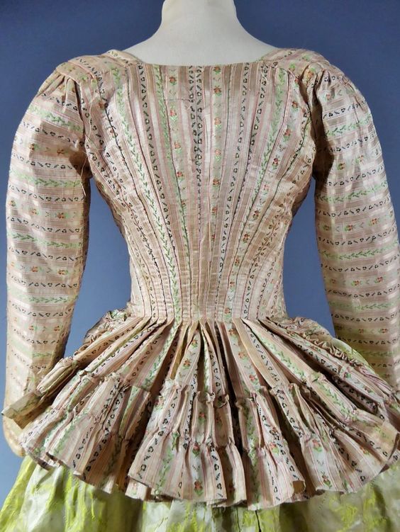 Rear view, pierrot ou caraco à l'anglaise, France, 1775-1785, Louis XVI. Striped silk mexicaine, rose satin stripes alternating with cream taffeta stripes brocaded with floral motifs and roses