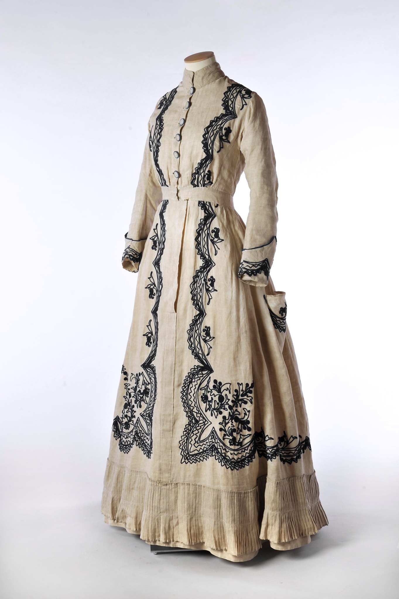 1880s casual dress 1880s Fashion for Men, Women, & Children