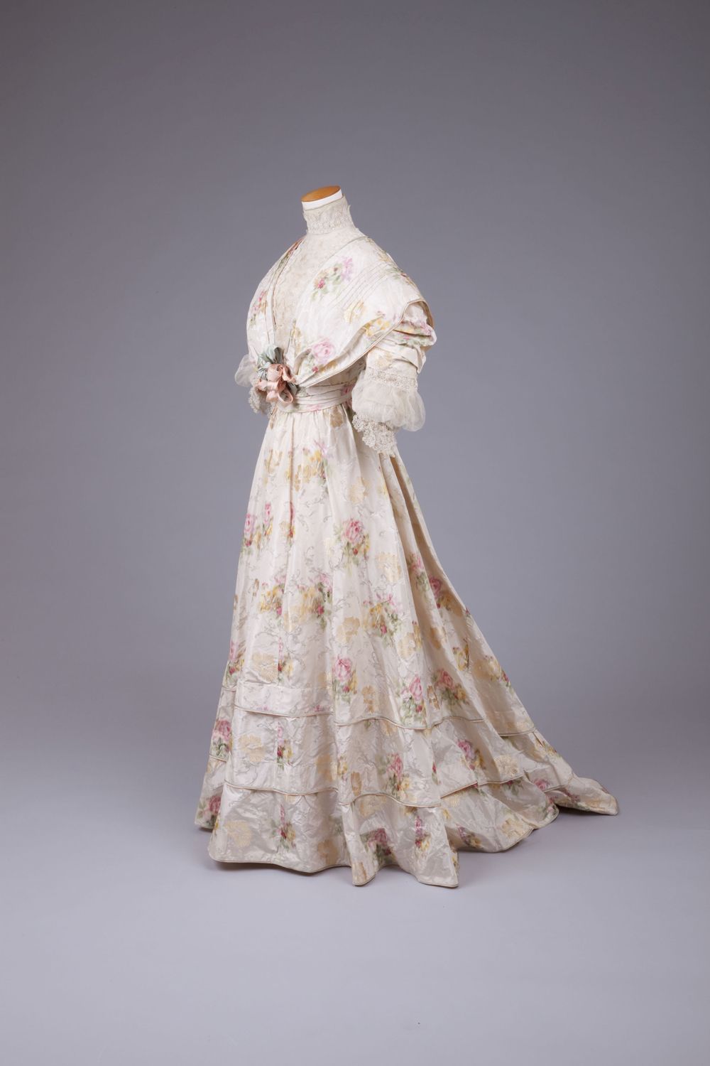 Dress, 1900-1909 (1906-9), warp printed silk, 'Landum Minneapolis', Goldstein Museum of Design, 006.043.003