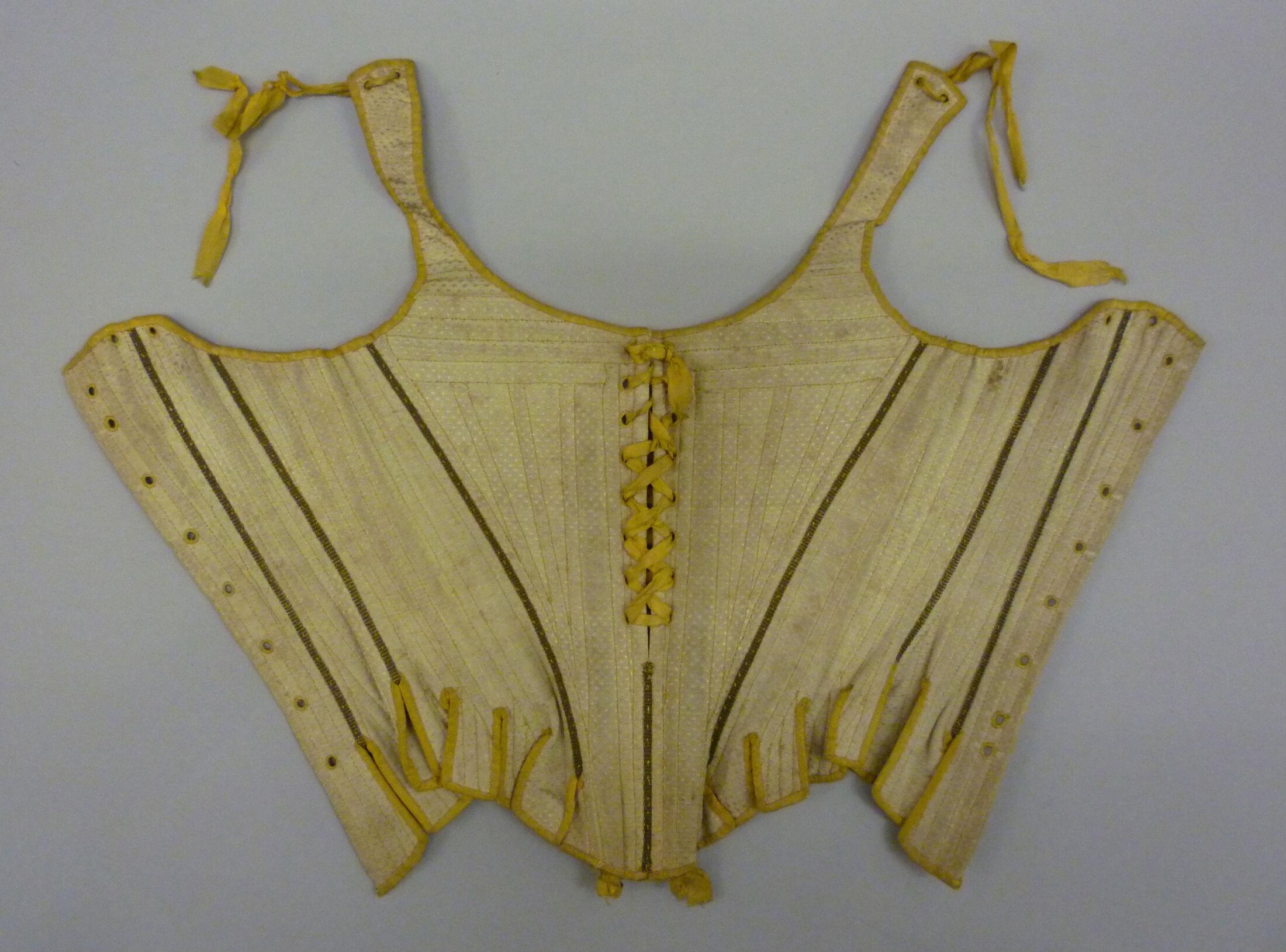 Woman's stays, 1770s, British; ivory figured silk, yellow silk trim, sample or apprentice piece, V&A T910.1913
