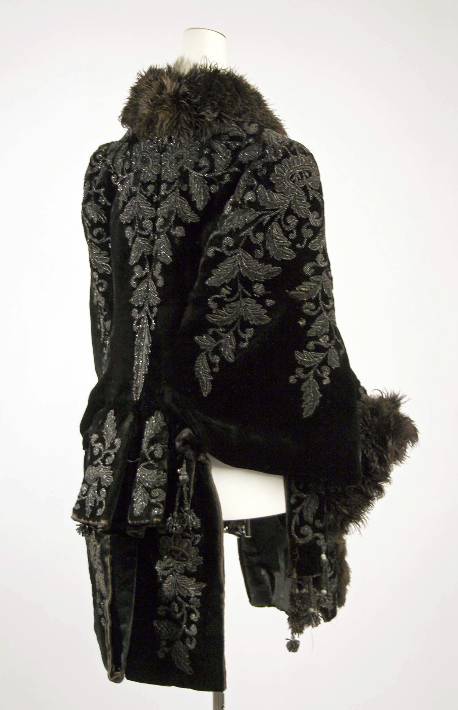 Dolman, silk velvet, c.1880s. Metropolitan Museum of Art Costume Institute- C.I.39.29.