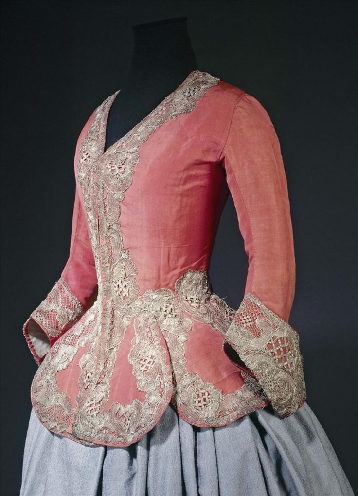 Casaquin. Date- ca. 1730 - 1740 Medium- Gros de Tours, orange silk, blue glazed linen lining, gilded silver lace, palaisgalliera.paris.fr