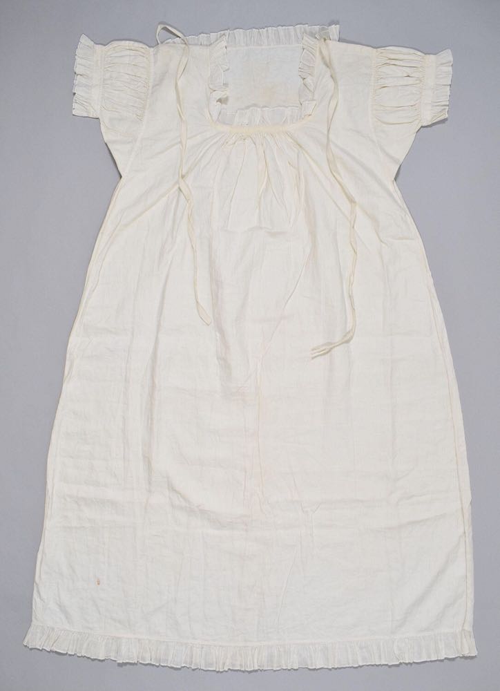 Chemise, linen with a muslin flounce, 1800-1824, English T.4.1924 Victoria and Albert Museum