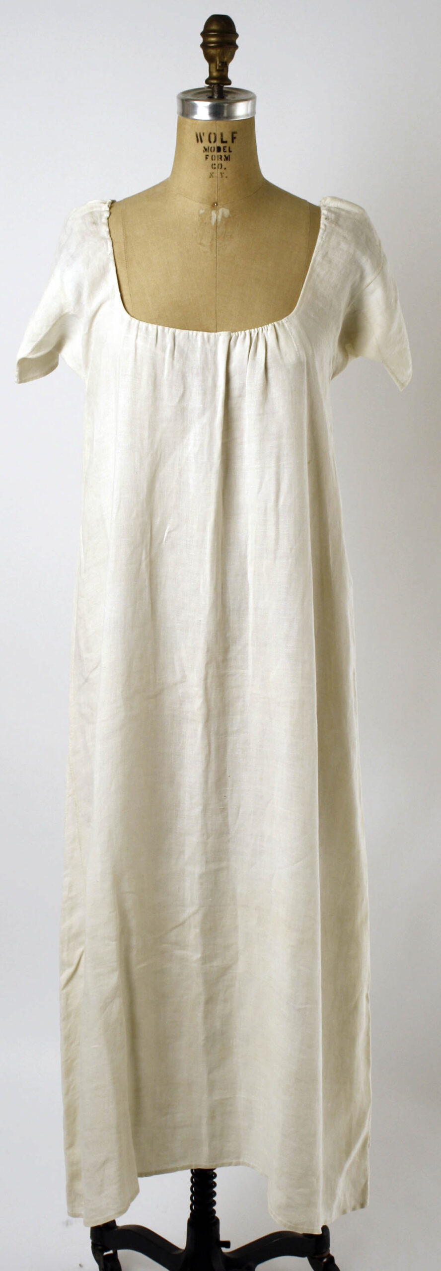 Chemise, third quarter 18th century, French, linen, Metropolitan Museum of Art, C.I.41.161.7