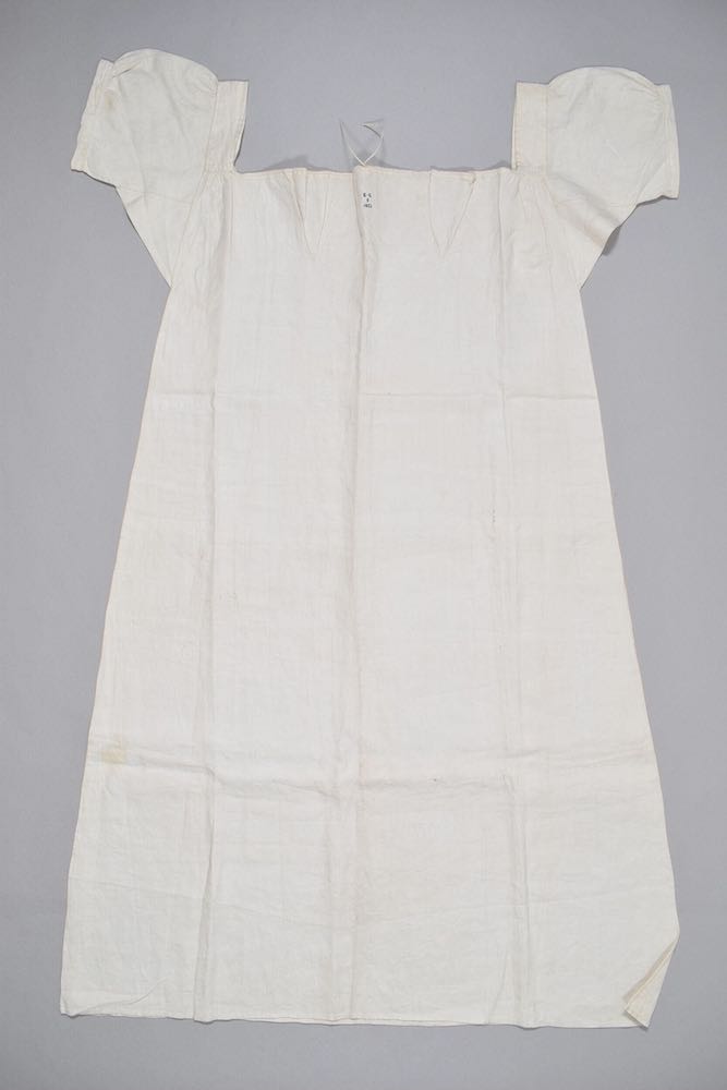 Linen chemise, England, 1822 Victoria and Albert Museum, T.129.1967