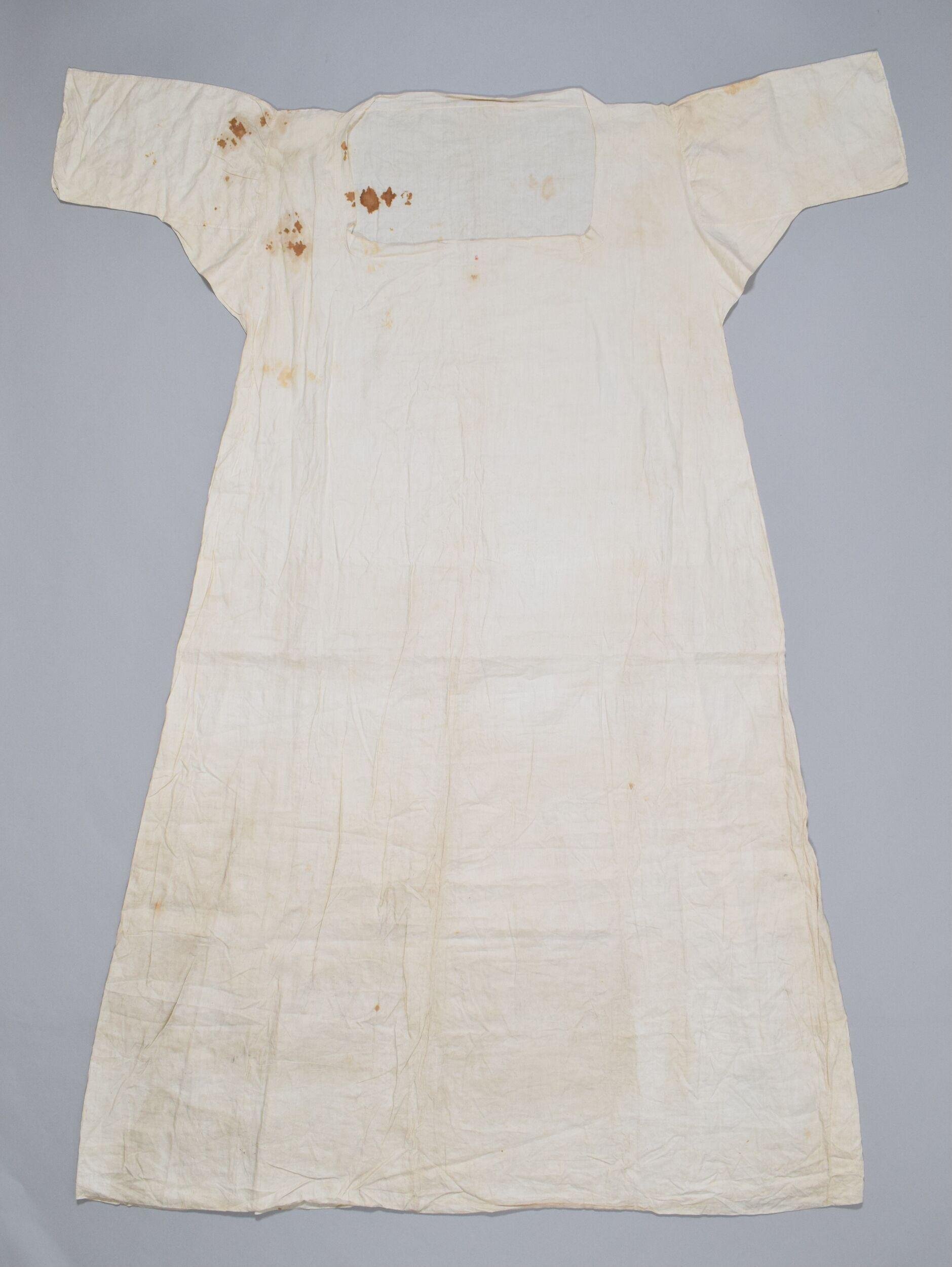 Shift, British, 1800-1820, linen T.467:1-1997 Victoria and Albert Museum